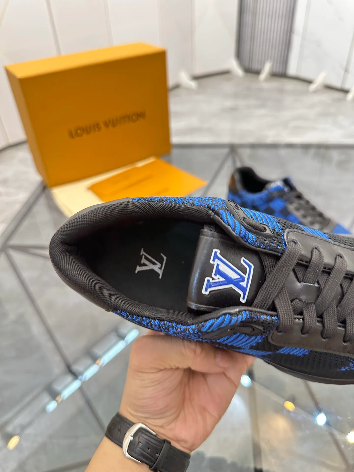 Men's shoes for sale💰: 💰P560¥ High-end quality Product trademark: LV* "Louis Vuitton*" low-top sneakers Regular size: 38-44 (can be customized to 45.46.) Product materials: imported breathable fly knit upper, breathable lining, original raw rubber translucent combination outsole. Number: 2068